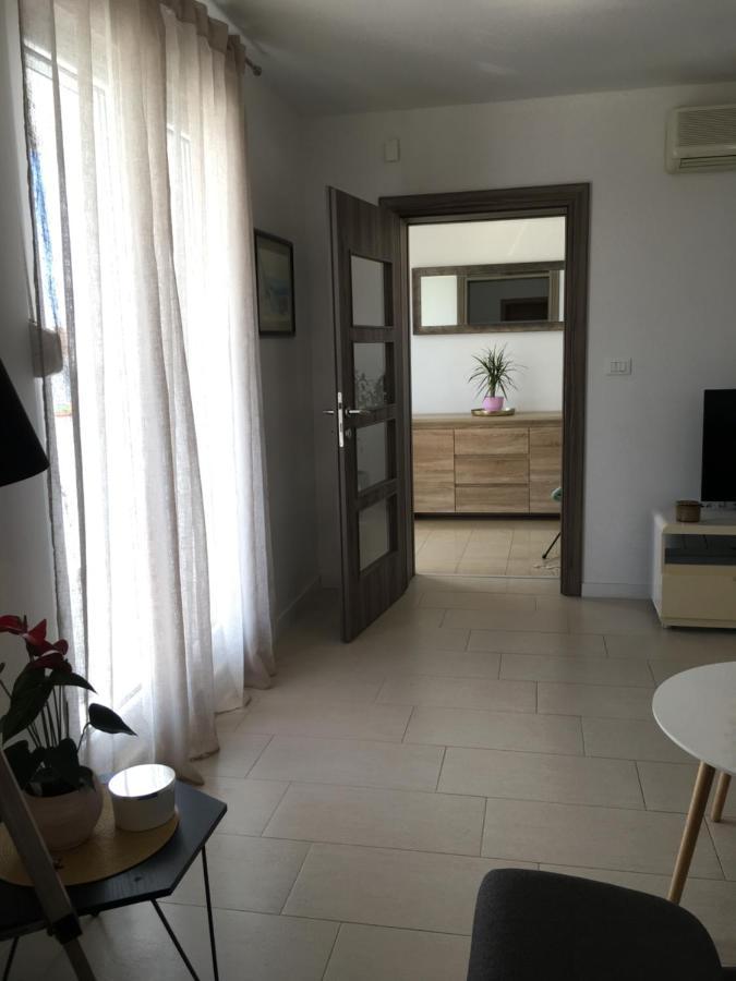 Kairos Apartment โตรกีร์ ภายนอก รูปภาพ
